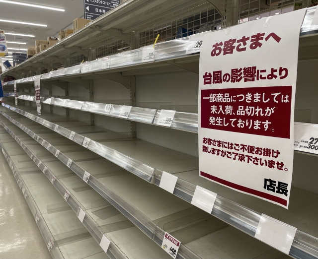 台風で商品がないスーパーの棚のイメージ画像
