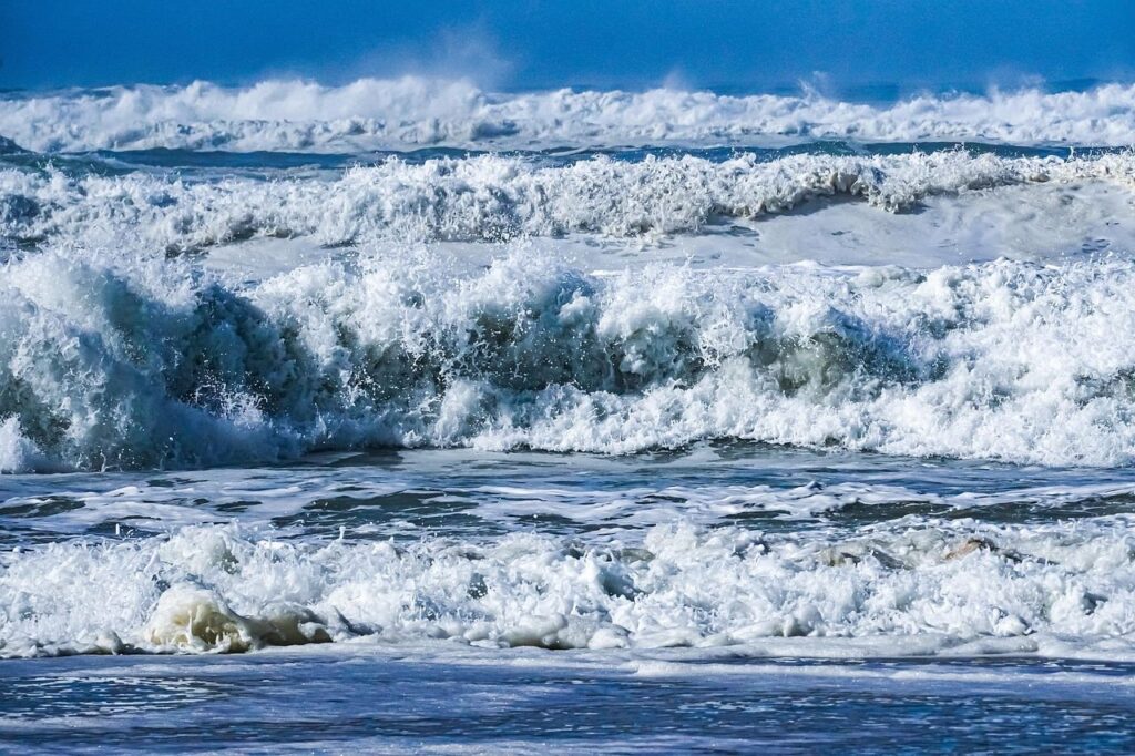 台風の沖縄で高波のイメージ画像