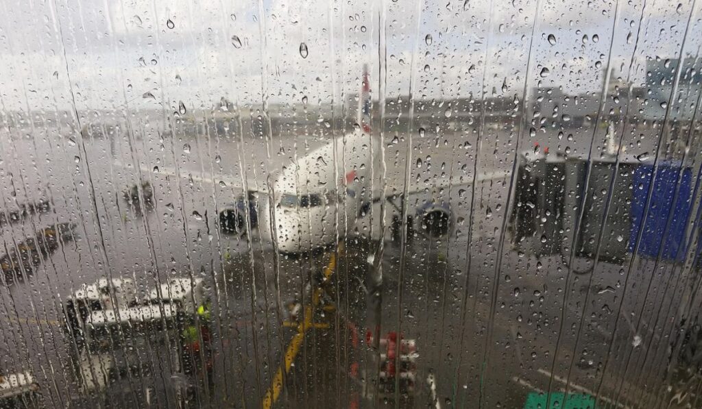 台風の那覇空港のイメージ画像