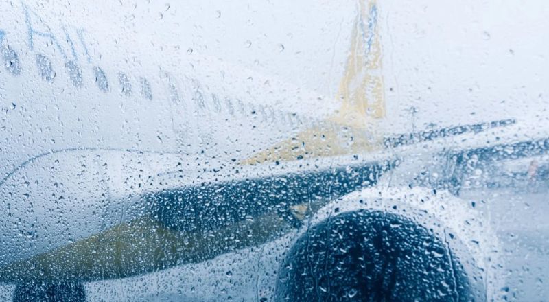 台風の那覇空港イメージ画像
