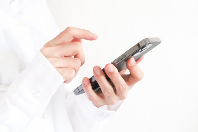 スマートフォンで航空チケットを予約する様子のイメージ画像