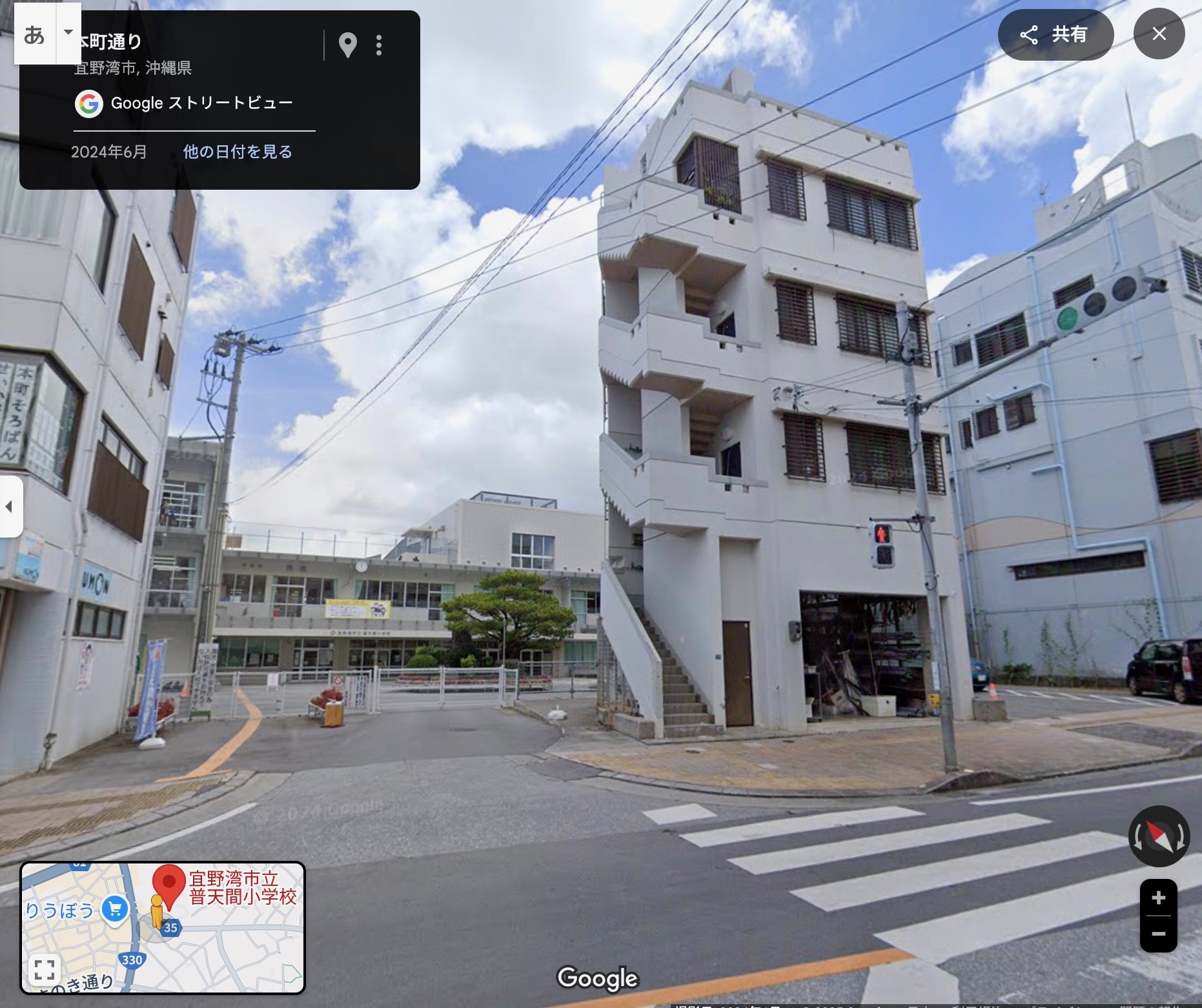 普天間小学校の正門前の大通り