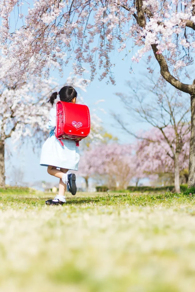 小学校に通う明るいイメージ写真